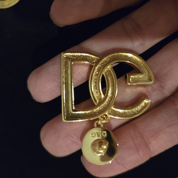 D&G 18kgp Elegant Gold and Pearl Earrings - Picture 9 of 9